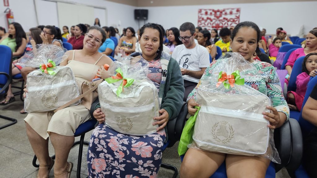 Prefeitura realiza a 1ª entrega de enxovais do projeto “Mãe Arapiraquense” de 2025