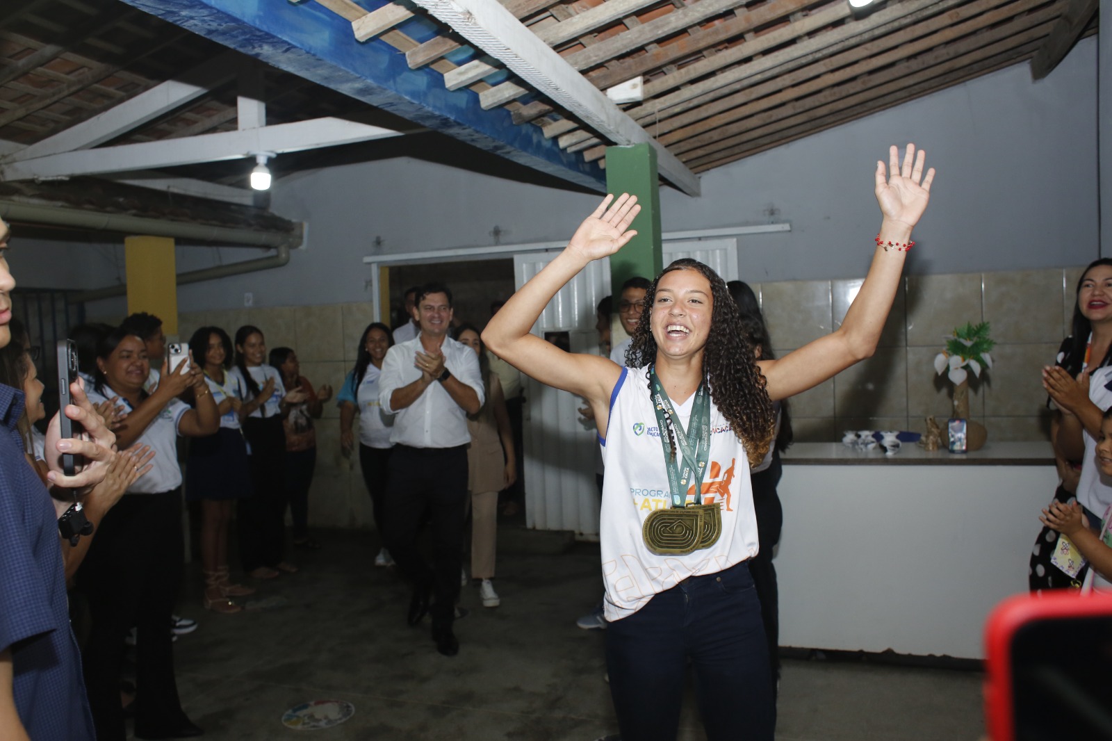 Conquista para Coruripe: Prefeito Marcelo Beltrão homenageia Maísa Silva, campeã nacional de atletismo, e anuncia construção de Vila Olímpica