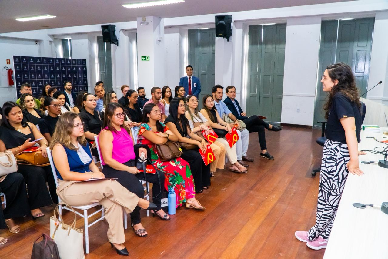 Câmara de Maceió recebe estudantes de Direito para visita guiada sobre o processo legislativo