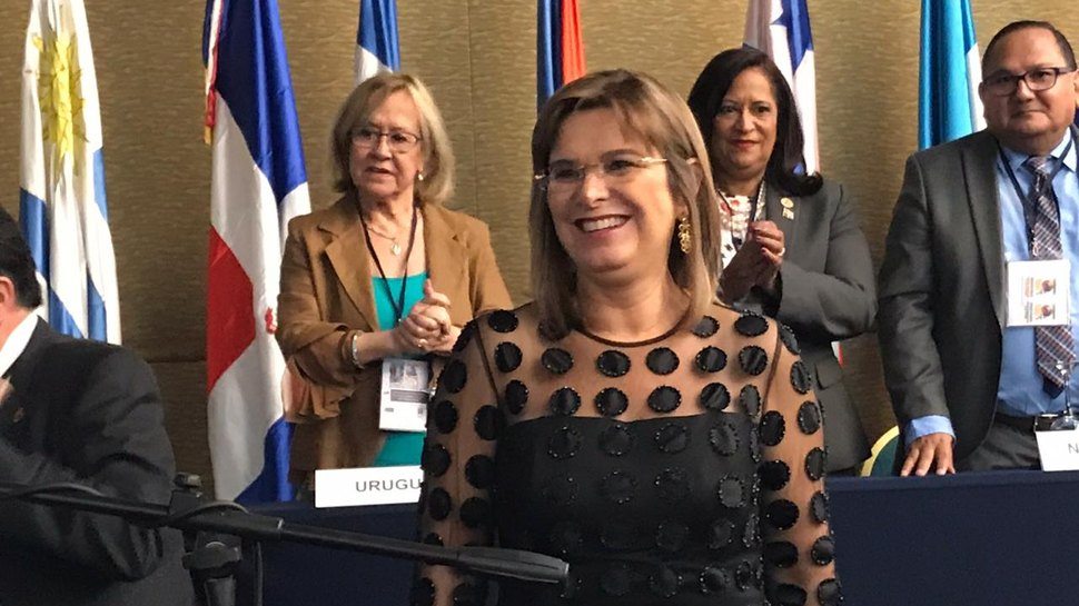 Ex-controladora geral do estado, Maria Clara Cavalcante recebe Comenda Domingos Martins