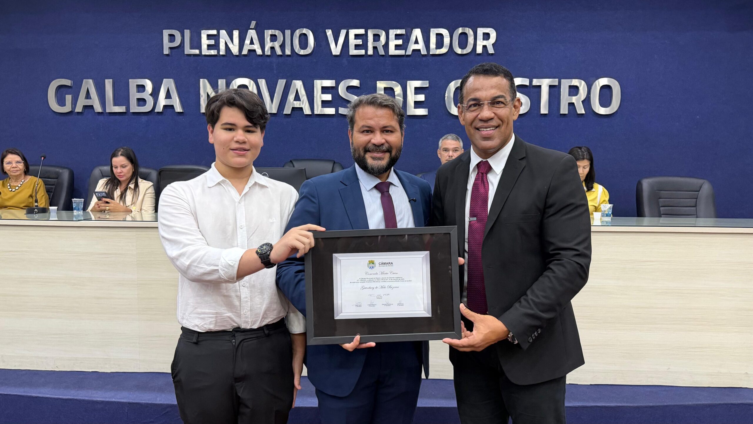Câmara homenageia diretor-presidente da Ilumina pelos serviços prestados em Maceió