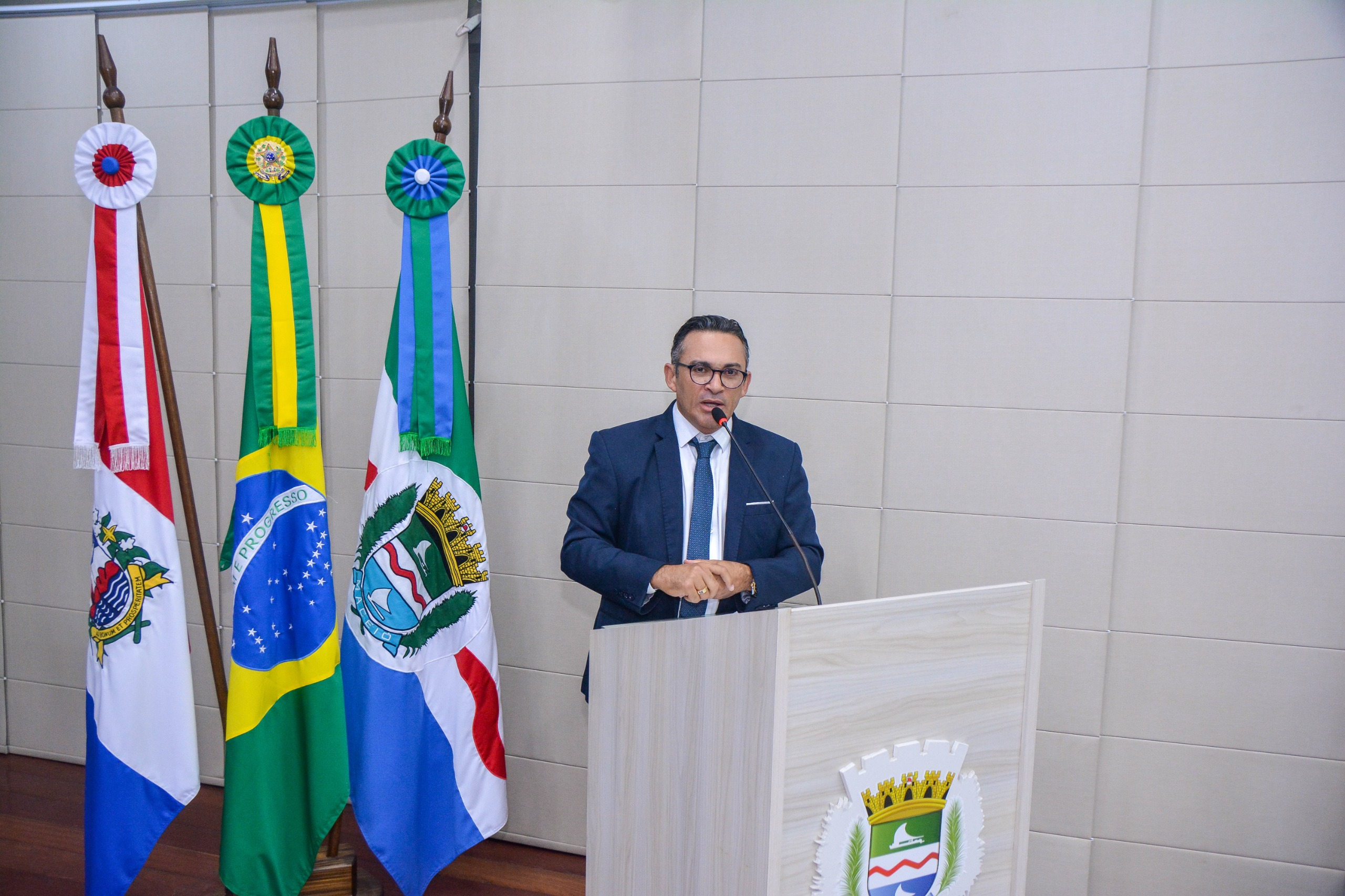 Vereadores comemoram fim da escala 6×1 e parabenizam professores por contribuição social